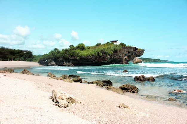 Bellissima spiaggia con corallo a Yogyakarta. La spiaggia di Krakal.