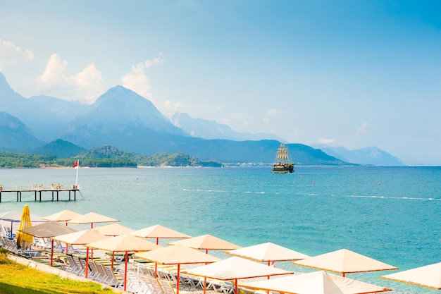 Bellissima spiaggia con mare blu e montagne a Kemer, in Turchia. Viaggio e vacanza