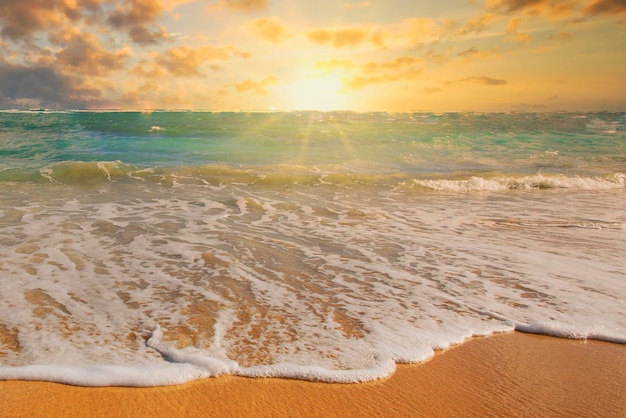 Bellissima spiaggia con nuvola al tramonto