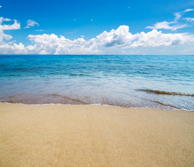 Bellissima spiaggia con nuvole nel cielo