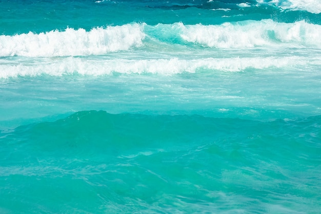 Bellissima spiaggia con onde nella natura della superficie