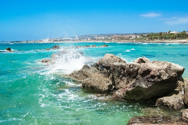 Bellissima spiaggia con onde nella natura dello sfondo