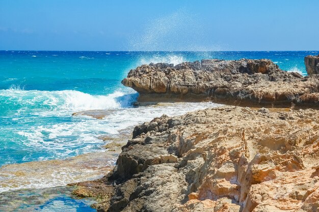 Bellissima spiaggia con onde