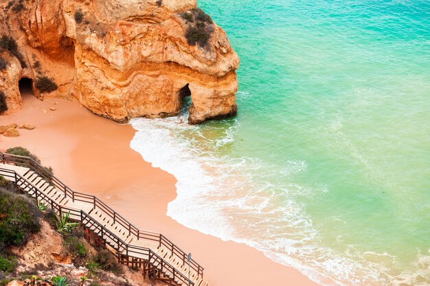 Bellissima spiaggia con rocce e acqua turchese in Algarve, Portogallo. Costa dell'Oceano Atlantico