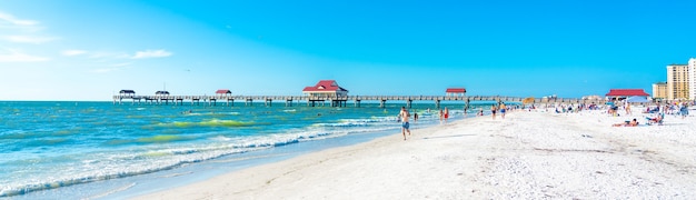 Bellissima spiaggia di acque limpide con sabbia bianca in florida usa