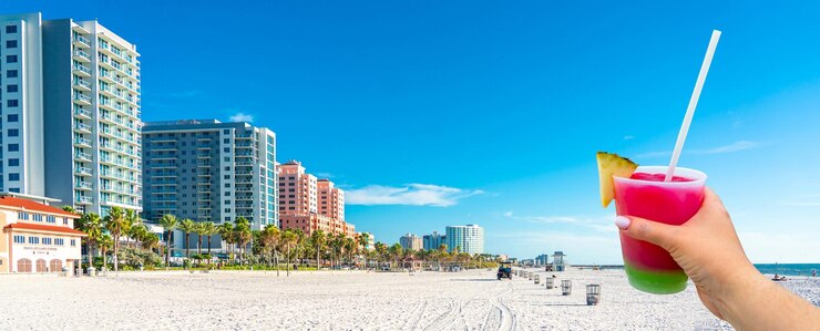 Foto bellissima spiaggia di clearwater con sabbia bianca in florida usa con cocktail a mano