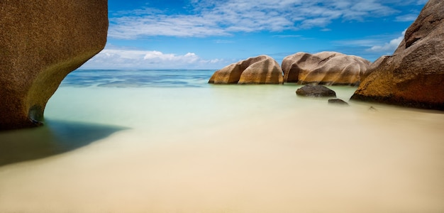 Bellissima spiaggia di mare tropicale