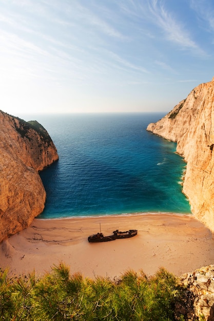 Bellissima spiaggia di Navagio sull'isola di Zante in Grecia