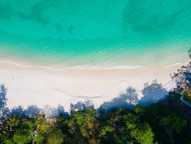 bellissima spiaggia di sabbia di mare sotto il sole estivo