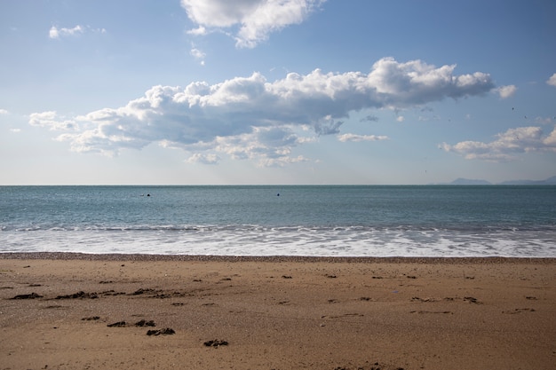 Bellissima spiaggia e cielo