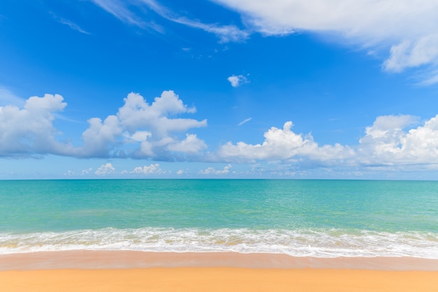 Bellissima spiaggia e mare con sfondo azzurro del cielo a Mai Khao Beach Phuket, Tailandia. giornata di sole Concetto di tempo di viaggio.