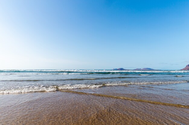 Bellissima spiaggia e mare tropicale paesaggio