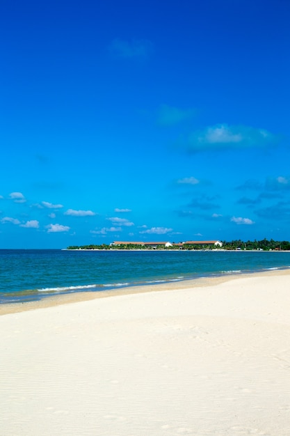 Bellissima spiaggia e mare tropicale