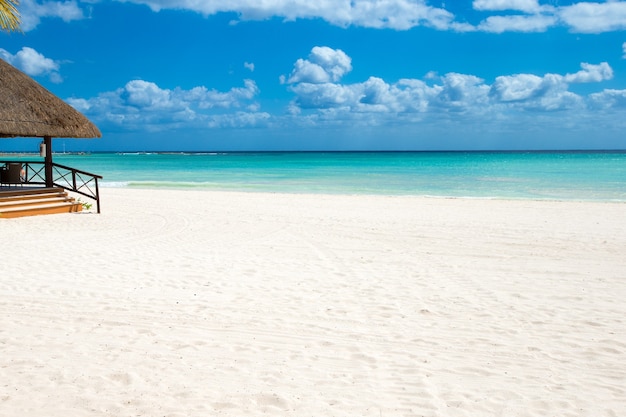 Bellissima spiaggia e mare tropicale