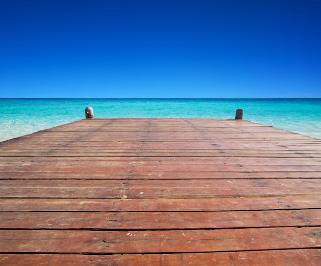 Bellissima spiaggia e mare tropicale