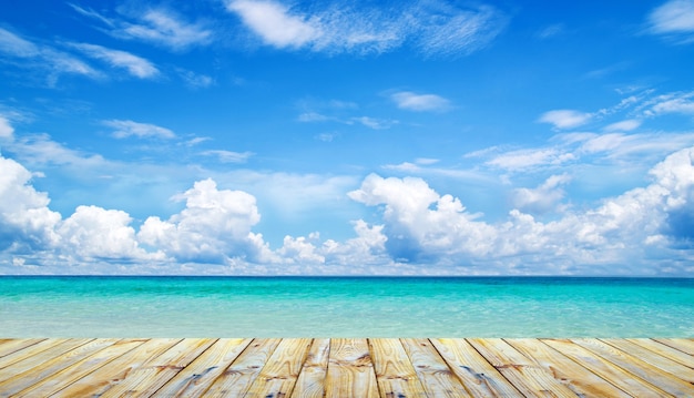 Bellissima spiaggia e mare tropicale