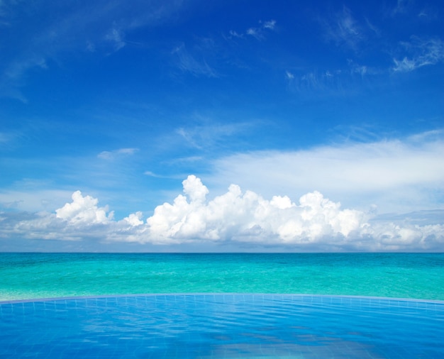 Bellissima spiaggia e mare tropicale