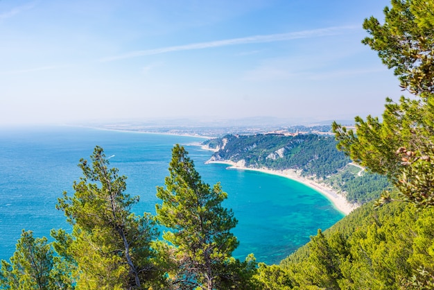 Bellissima spiaggia in una baia unica con mare blu e paesaggio di montagne verdi green