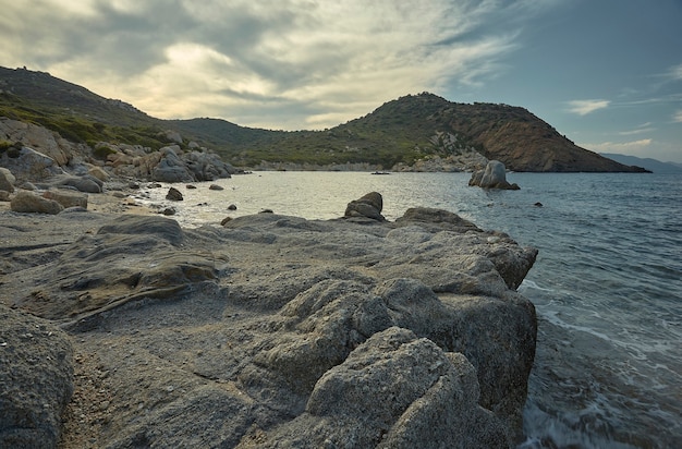 Bellissima spiaggia mediterranea tipica della costa del sud Sardegna rilevata in estate