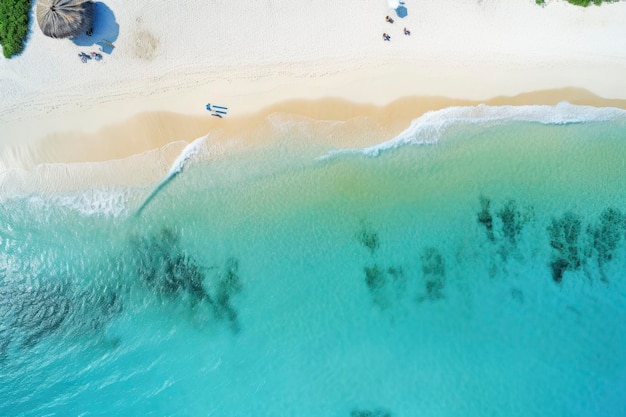 Bellissima spiaggia paradisiaca con acqua cristallina e resort di sabbia soffice