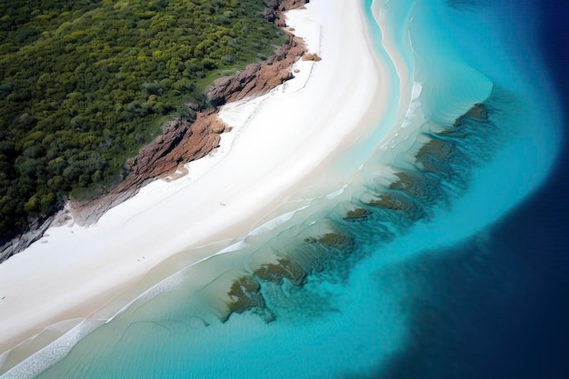 Bellissima spiaggia paradisiaca con acqua cristallina e resort di sabbia soffice