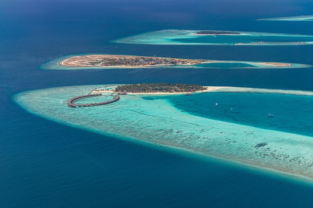 Bellissima spiaggia paradisiaca delle Maldive. Paesaggio aereo tropicale, vista sul mare con bungalow di ville sull'acqua