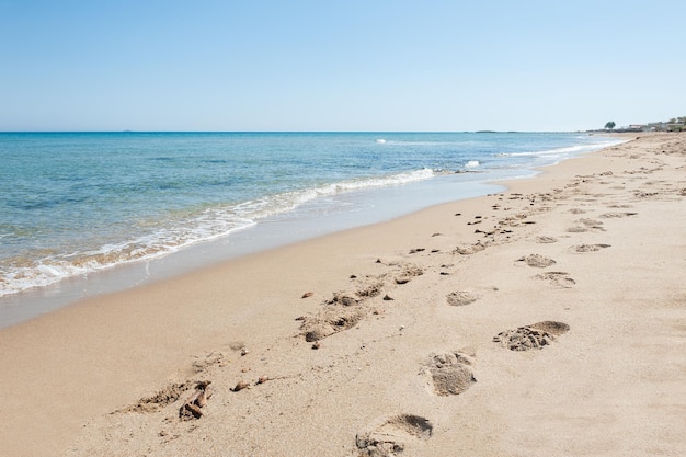 Bellissima spiaggia tropicale con acqua turchese e sabbia bianca. Orme sulla spiaggia sabbiosa