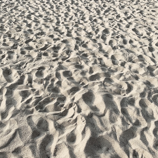 Bellissima spiaggia tropicale con sabbia bianca e molti gradini. Viaggio estivo o concetto di vacanza