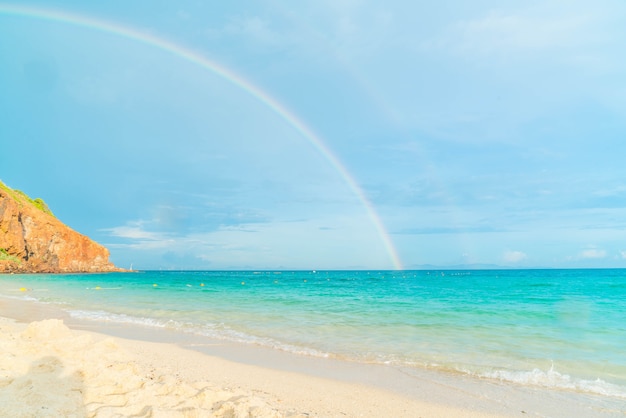 Bellissima spiaggia tropicale e paesaggio marino