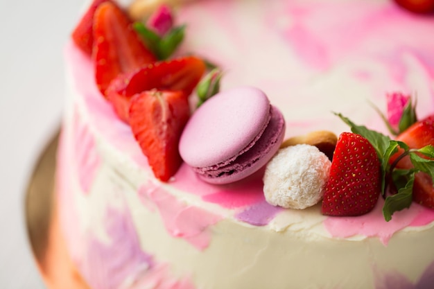 Bellissima torta con fragole e amaretti