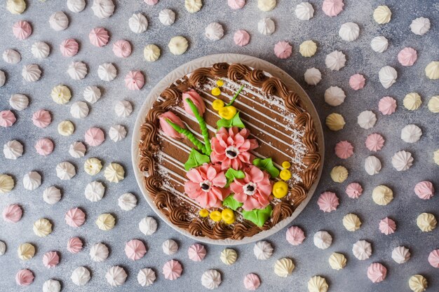 Bellissima torta di meringa decorata con rose crema.