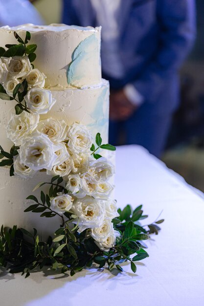 Bellissima torta nuziale decorata con rose