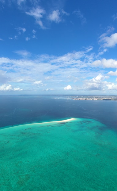 bellissima veduta aerea tropicale dell'isola di Zanzibar. mare nella spiaggia di Zanzibar, in Tanzania.