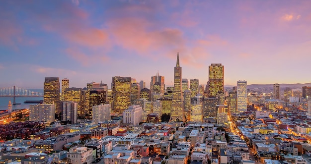 Bellissima vista del centro business nel centro di San Francisco al crepuscolo