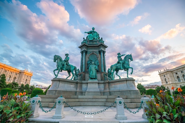 Bellissima vista del famoso Naturhistorisches Museum (Museo di Storia Naturale) al tramonto a Vienna, Austria