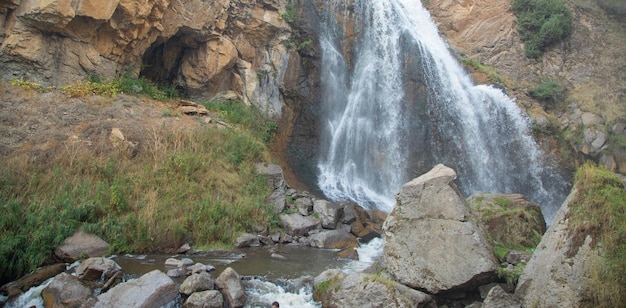 Bellissima vista della cascata in Armenia