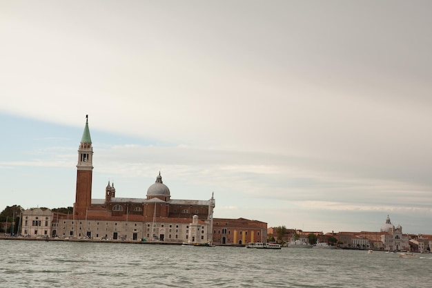 bellissima vista della città sulle acque di Ventia in Italia