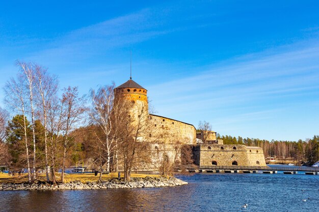 Bellissima vista di Olavinlinna Olofsborg antica fortezza il castello medievale a tre torri del XV secolo situato nella città di Savonlinna in una soleggiata giornata di maggio sul lago Saimaa Finlandia