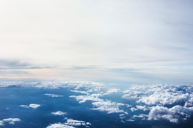 bellissima vista incredibile verso il cielo dall'aereo