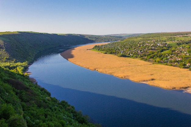 bellissima vista sul fiume Dniester Moldova Tipova Sulla sponda opposta della Repubblica Transnistria