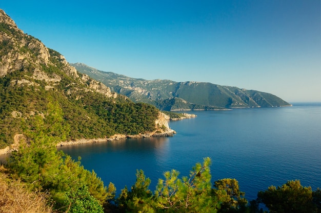 bellissima vista sulla spiaggia di montagna