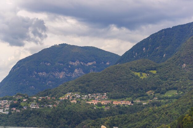 bellissima vista sulle montagne in Europa