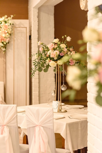 Bellissime composizioni floreali nel ristorante per la cerimonia nuziale
