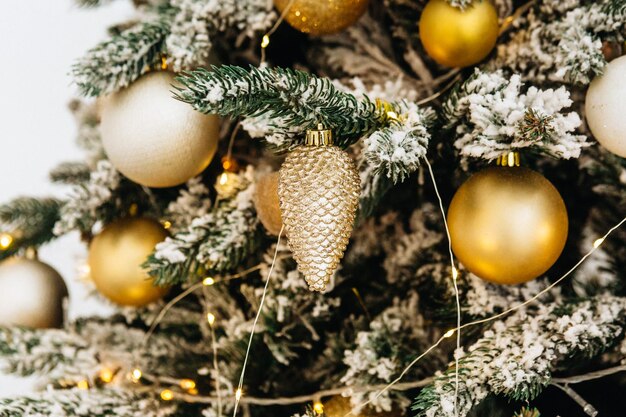 bellissime decorazioni natalizie e regali sotto l'albero di Natale