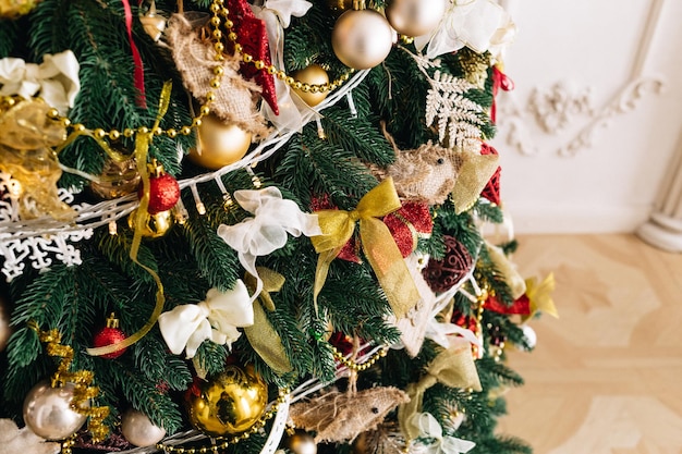 bellissime decorazioni natalizie e regali sotto l'albero di Natale