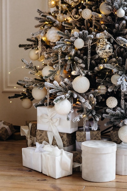 bellissime decorazioni natalizie e regali sotto l'albero di Natale