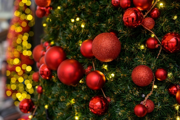 Bellissime decorazioni natalizie, luci e sfere decorative rosse e luci dorate. Tempo di Natale, bokeh