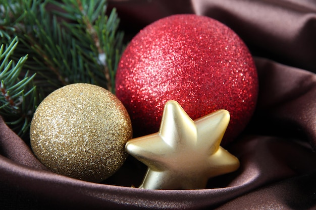 Bellissime decorazioni natalizie su tela di raso marrone
