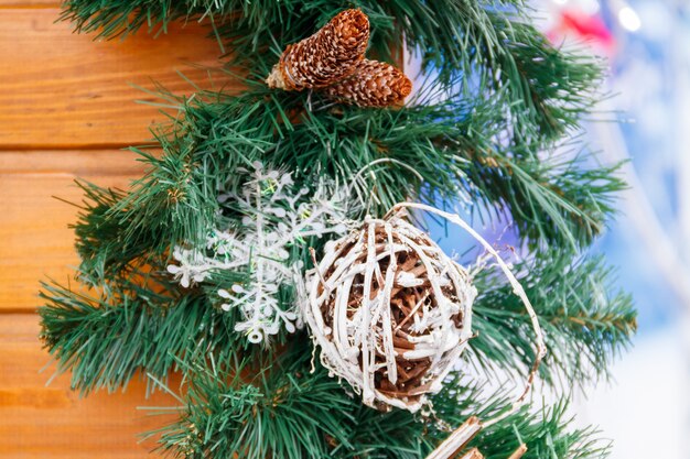 Bellissime decorazioni per le vacanze di Natale e Capodanno su una casa in legno