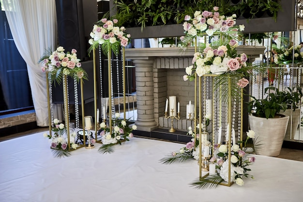 Bellissime decorazioni per matrimoni in ristorante pronto per banchetti